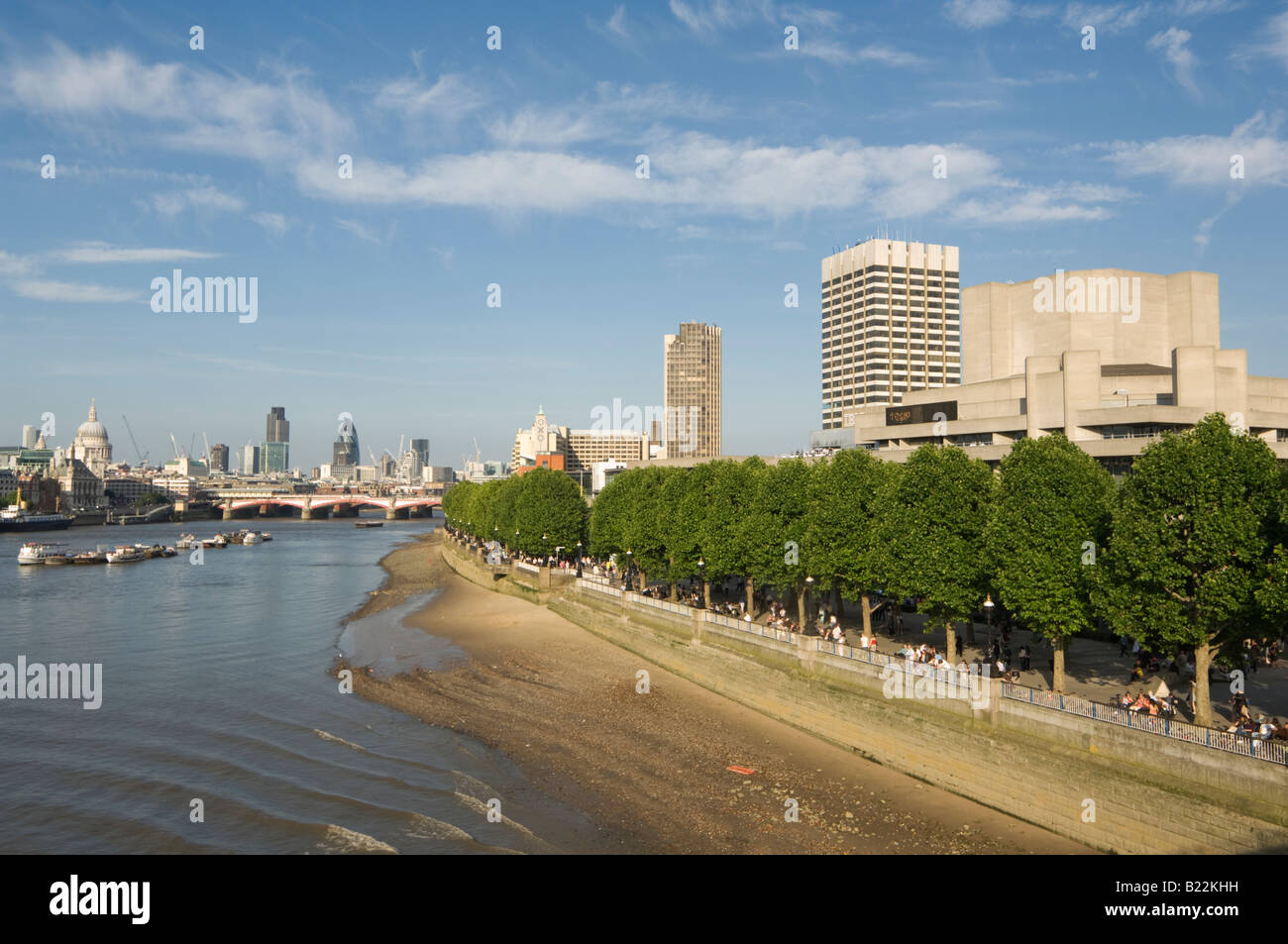 Tamise de Waterloo Bridge avec au loin La Ville London UK Banque D'Images