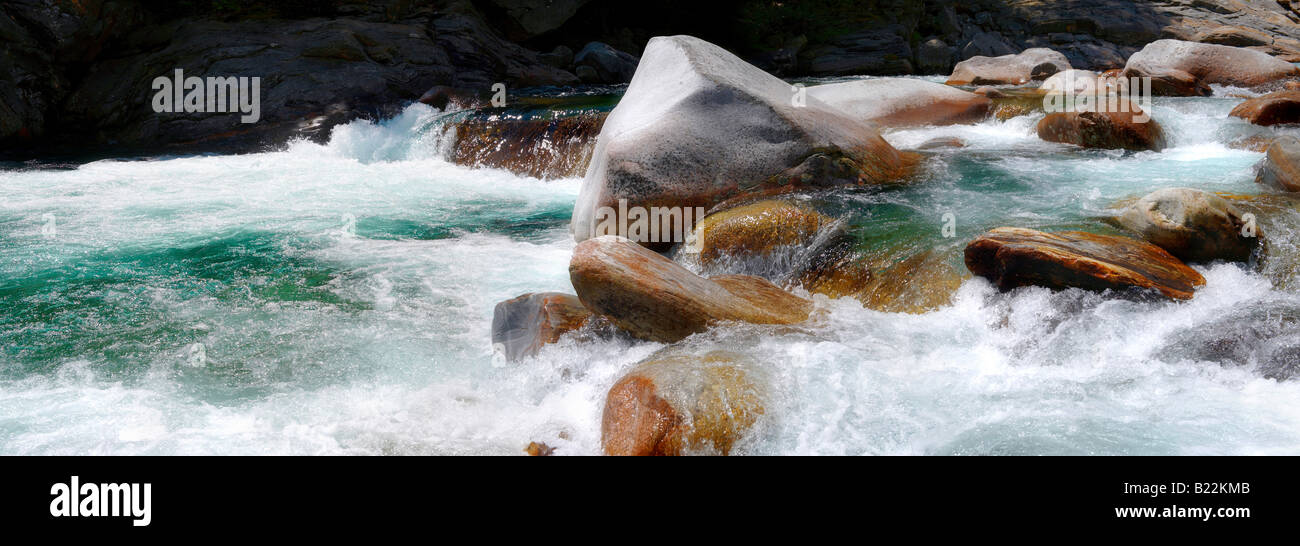 Cours d'eau alpins rocailleux val verzasca , Tessin Banque D'Images