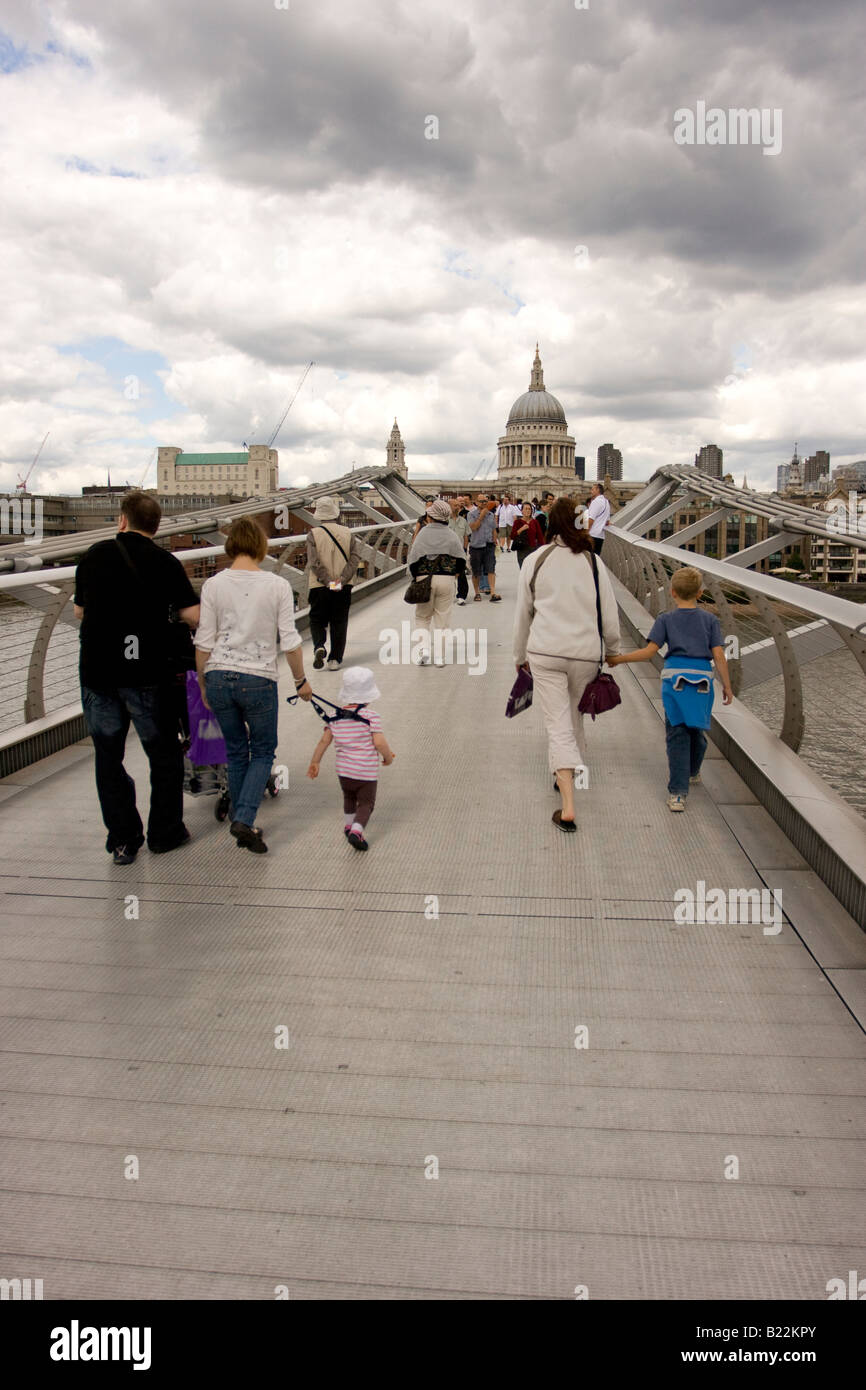 Millenium bridge et la Cathédrale St Paul Banque D'Images