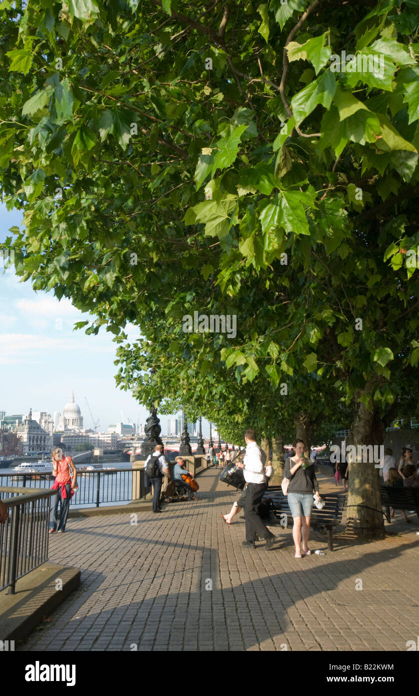 Promenade le long de South Bank Tamise London UK Banque D'Images