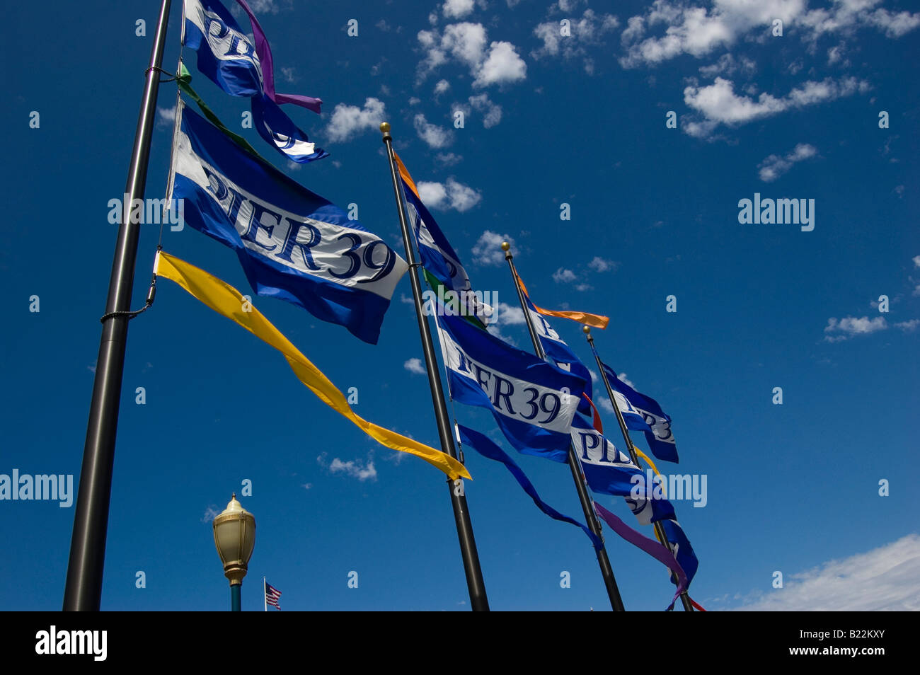 Pier 39 drapeaux à San Francisco avec ciel bleu en arrière-plan. Banque D'Images