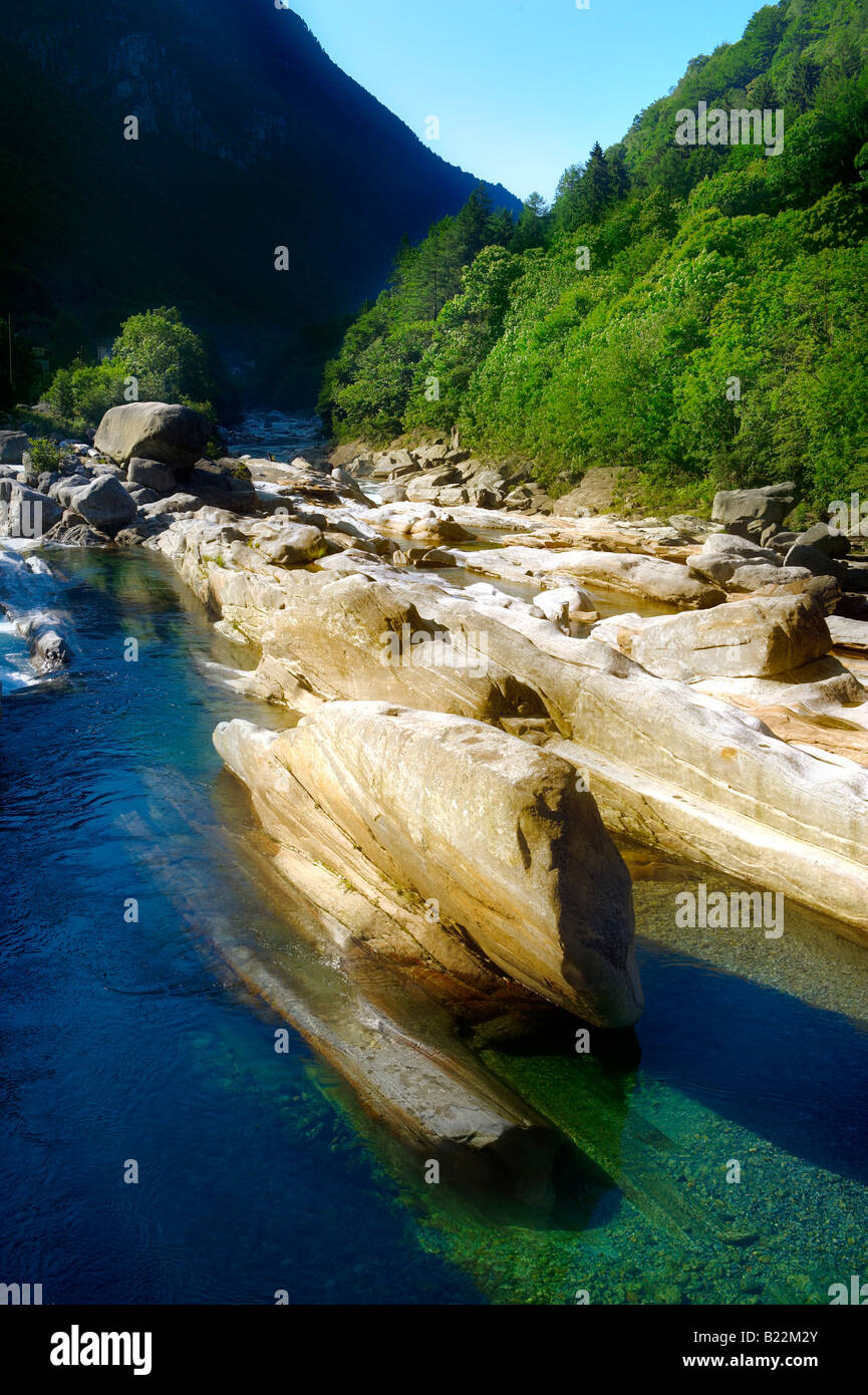 Rocky préalpes ruisseau dans la vallée à distance du Val Verzasca, près de lavertezzo , Tessin Banque D'Images