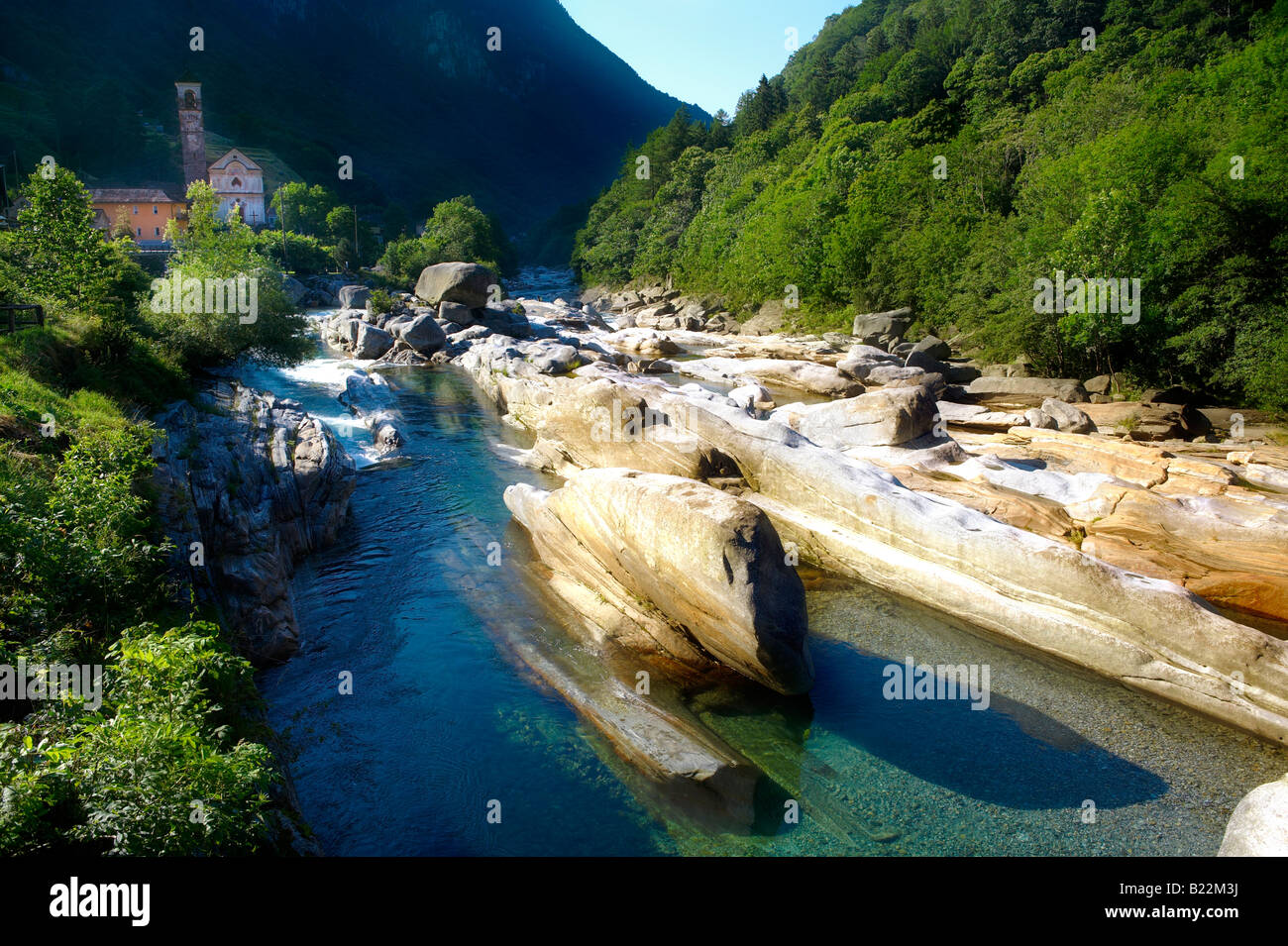 Rocky préalpes ruisseau dans la vallée à distance du Val Verzasca, près de lavertezzo , Tessin Banque D'Images