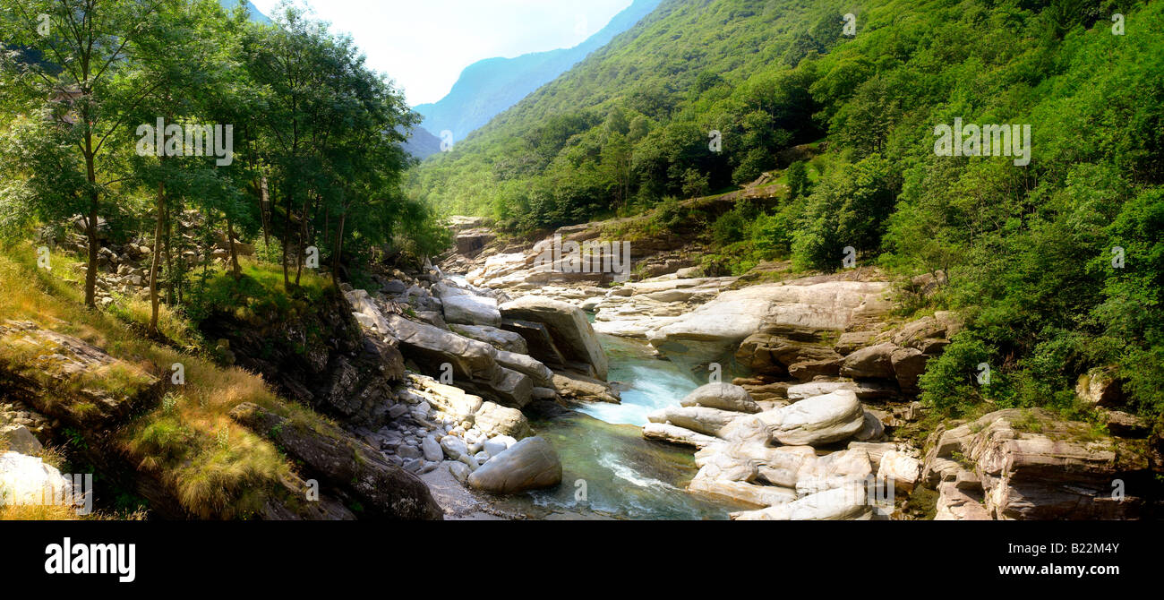 Rocky préalpes ruisseau dans la vallée à distance du Val Verzasca, près de lavertezzo , Tessin Banque D'Images