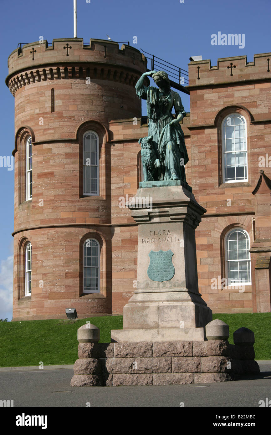 Ville d'Inverness, en Écosse. Flora MacDonald la statue devant le Château d'Inverness, qui est la maison de la Sheriff Court. Banque D'Images