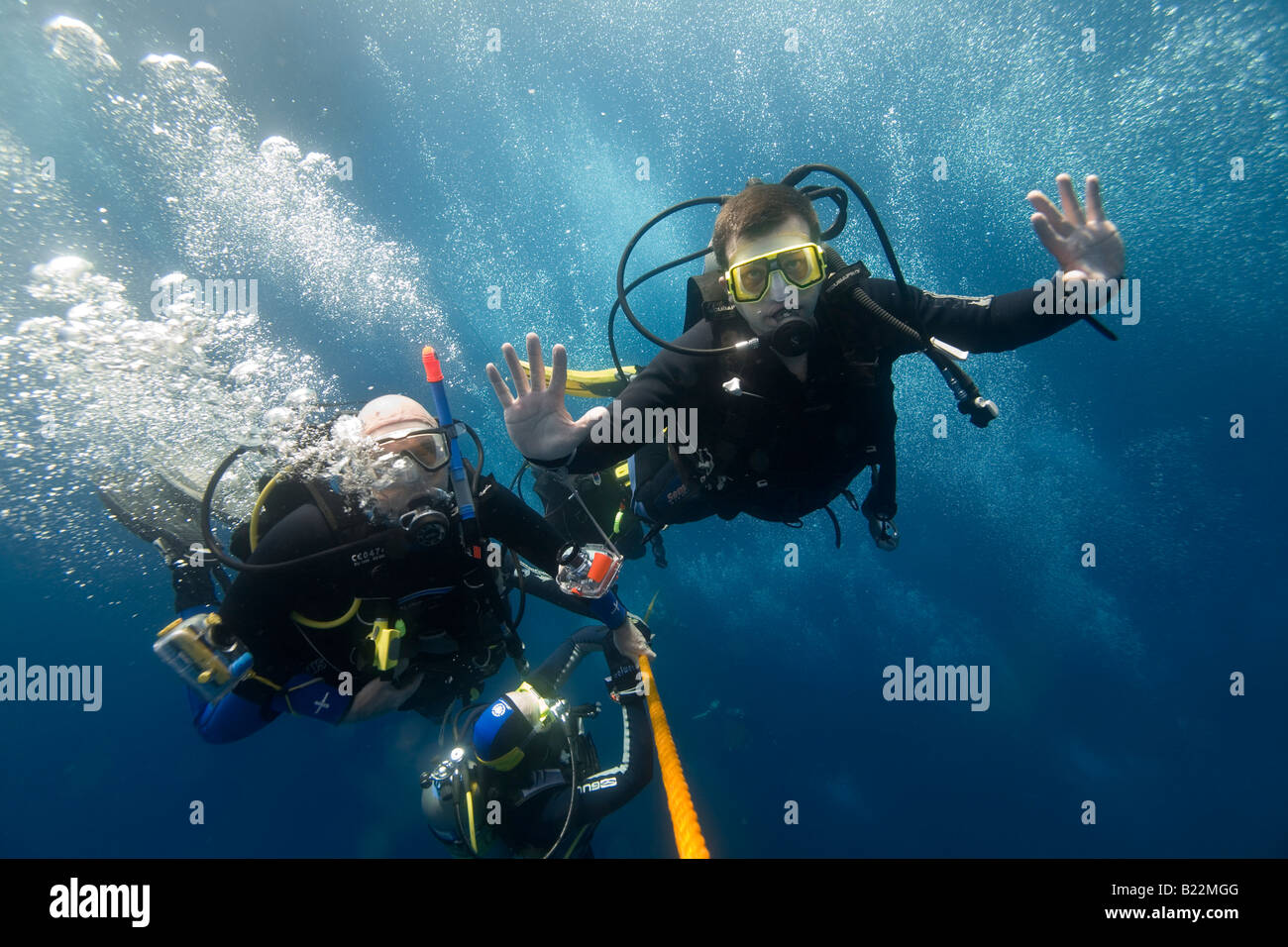 Les plongeurs effectuer un arrêt de sécurité sur la ligne de tir de l'épave, SS Thistlegorm dans l'égyptien de la Mer Rouge. Banque D'Images