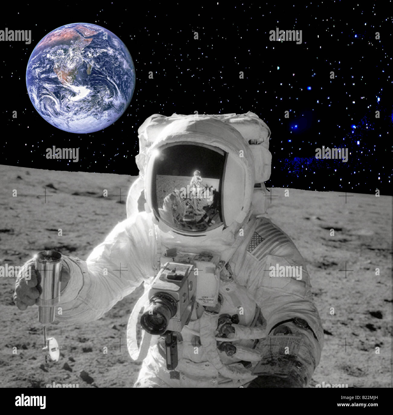 L'astronaute de la NASA sur la surface de la lune avec la terre en arrière-plan Banque D'Images