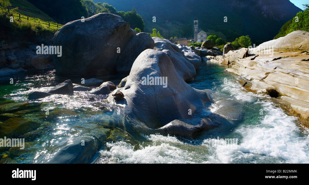 Rocky préalpes ruisseau dans la vallée à distance du Val Verzasca, près de lavertezzo , tessin Suisse Banque D'Images