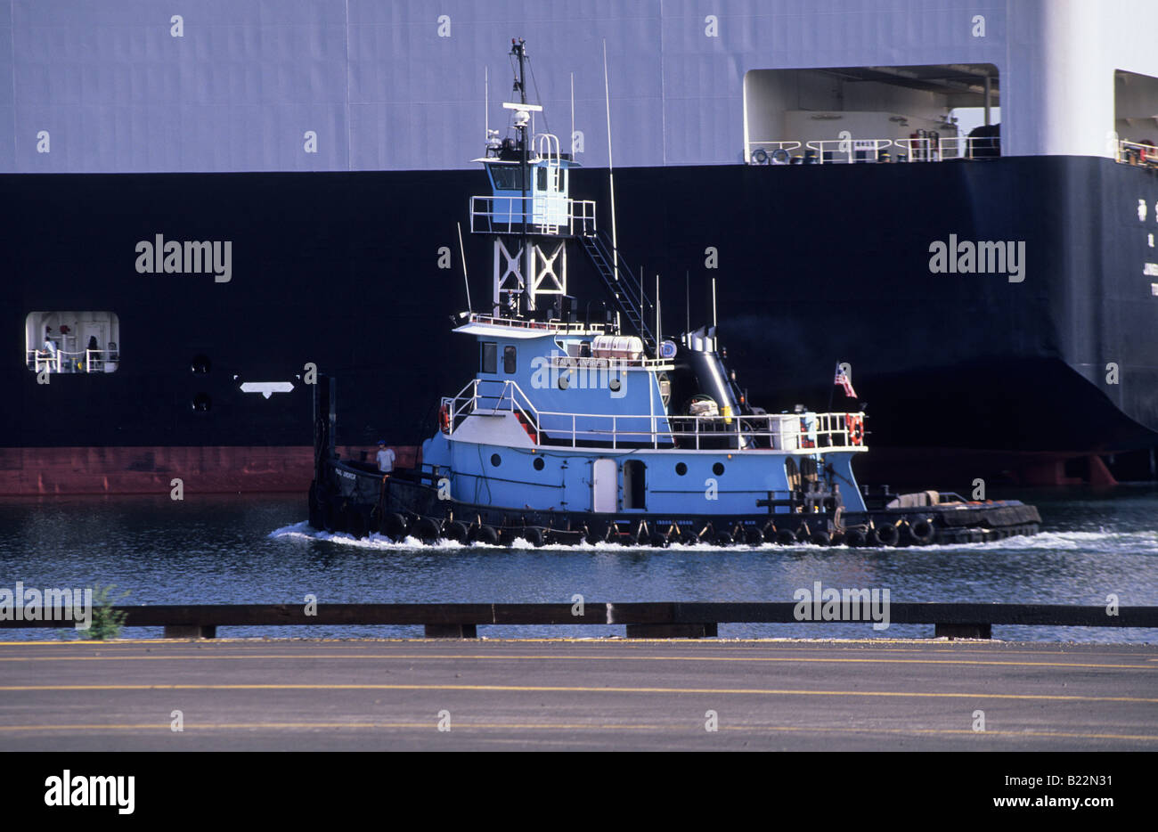 Remorqueur ou remorqueur guidant un grand navire dans Port Elizabeth New Jersey Banque D'Images