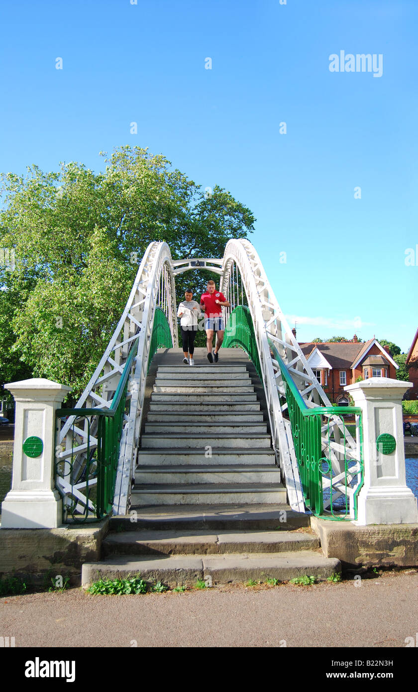 Steel arch passerelle sur River Great Ouse, Bedford, Bedfordshire, England, United Kingdom Banque D'Images