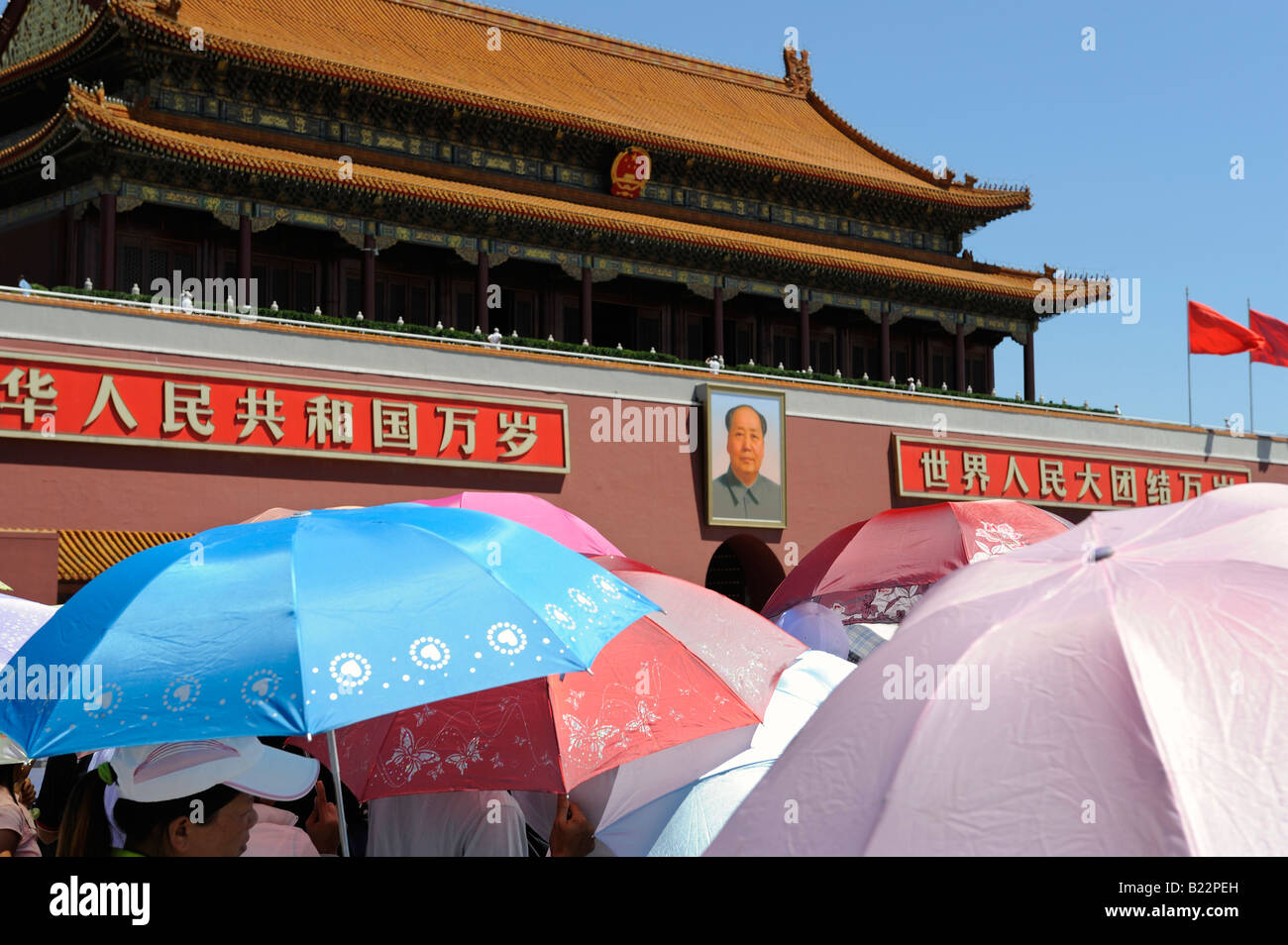Les touristes avec des parasols à pied en face de la porte Tiananmen à Beijing en Chine. 12-JUIL-2008 Banque D'Images