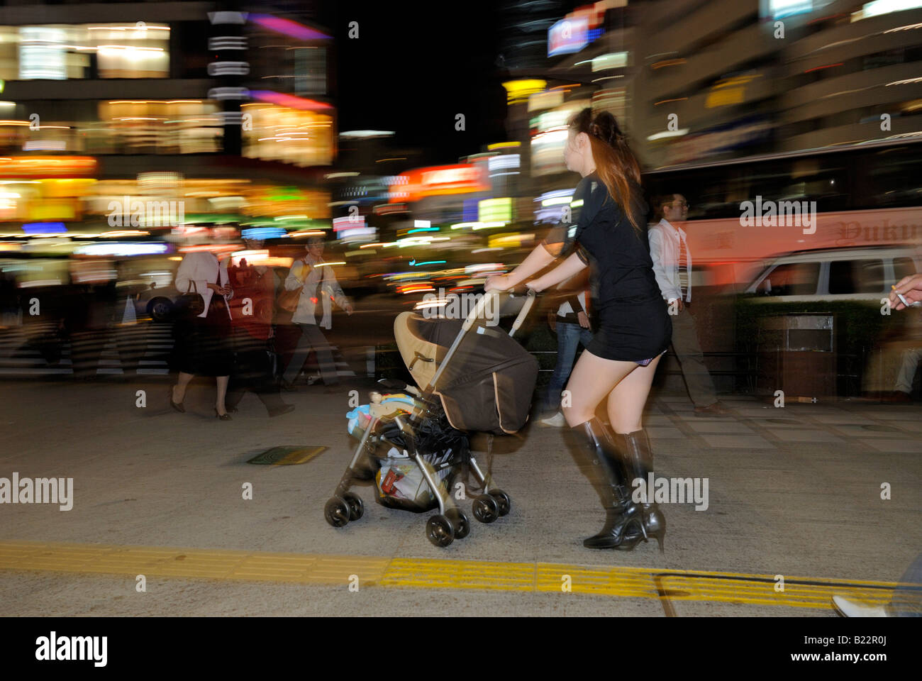 Mini Jupe femme japonaise en poussant la pram sur Sendai Sendai Japon rues  la nuit Photo Stock - Alamy