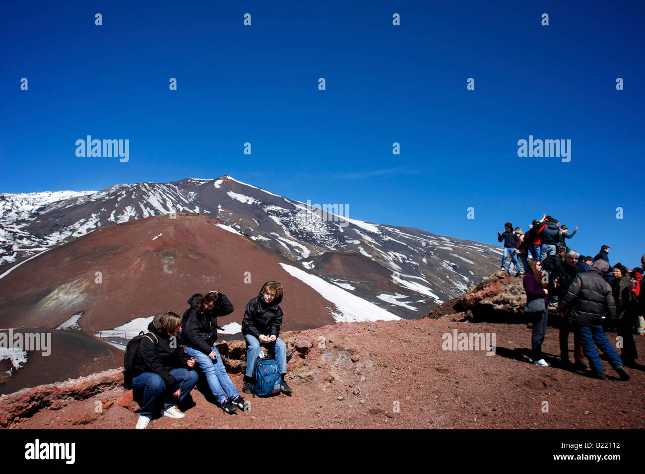 Les touristes reste sur le mont Etna, Sicile, Italie Banque D'Images