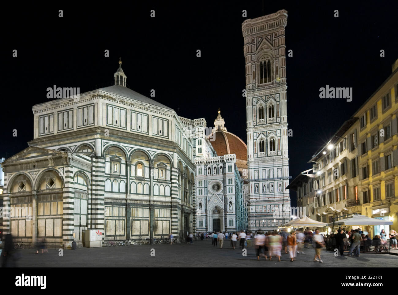 Basilica di Santa Maria del Fiore, Le Campanile de Giotto' et la cathédrale de nuit, la Piazza San Giovanni, Florence, Toscane, Italie Banque D'Images