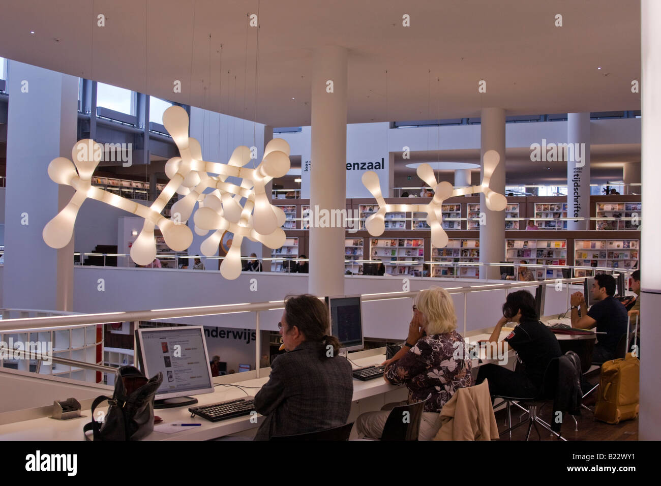Les gens à l'aide d'ordinateurs dans la bibliothèque publique de New Amsterdam Amsterdam Pays-Bas Banque D'Images