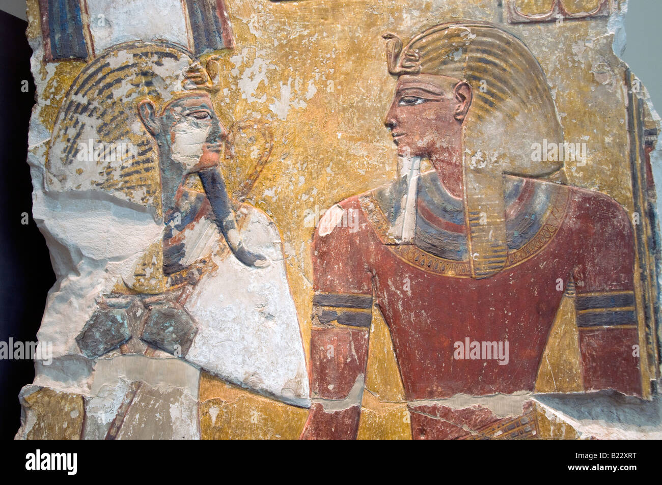 Peint le soulagement de pharaon Seti I en face du dieu Osiris part de l'ancienne collection égyptienne affiche dans Altes Museum Berlin Allemagne Banque D'Images