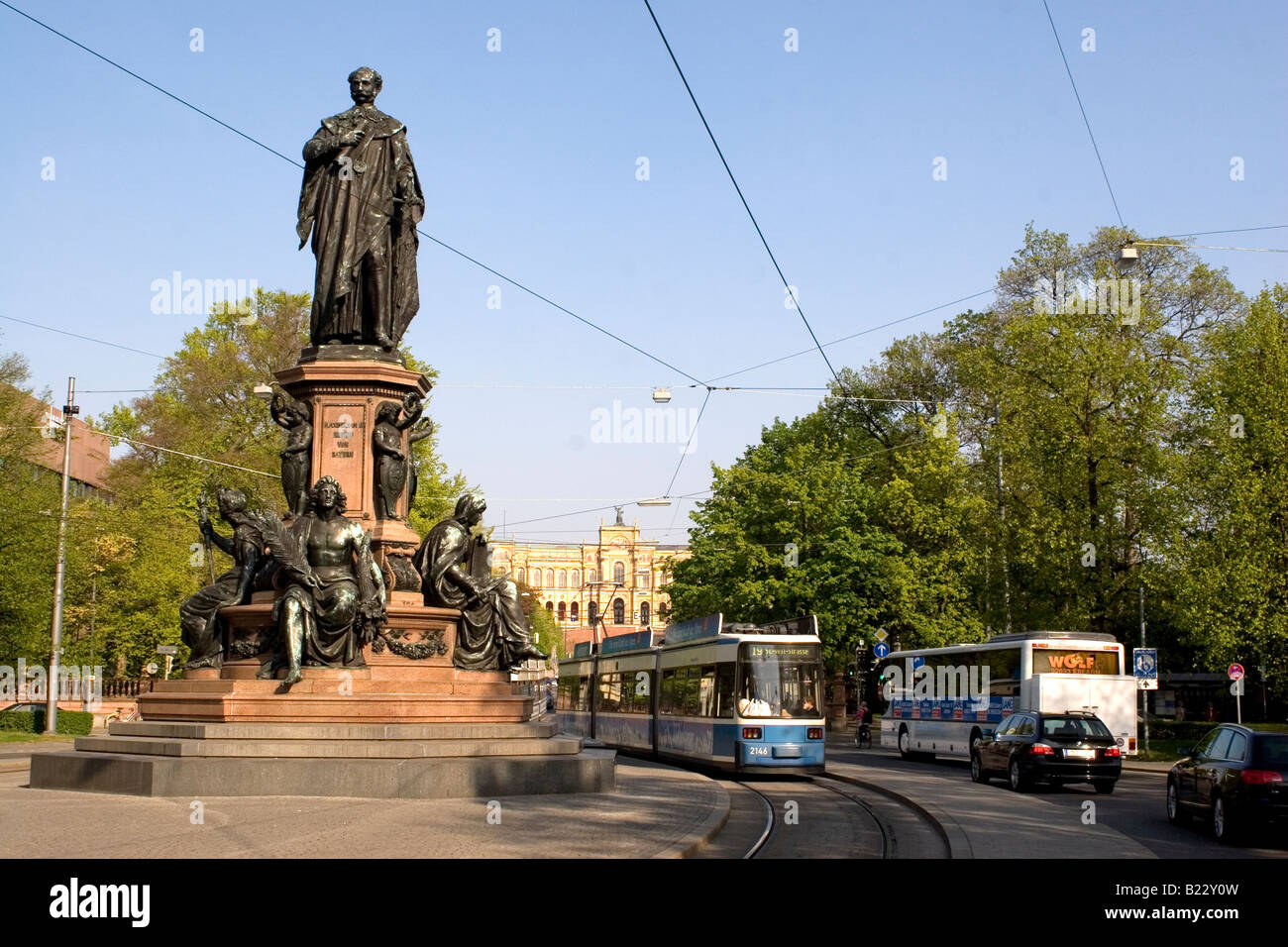 Une statue du roi Maximilien II de Bavière béquilles sous les câbles de tramway à Munich, Allemagne. Banque D'Images