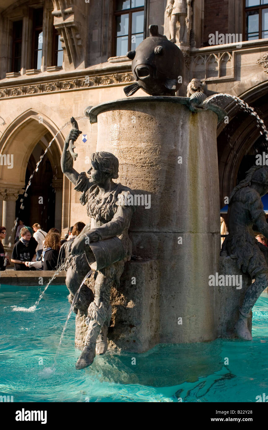 La fontaine du poisson (die) Fischbrunne sur Marienplatz à Munich. La fontaine est un lieu de rencontre populaire pour les habitants. Banque D'Images