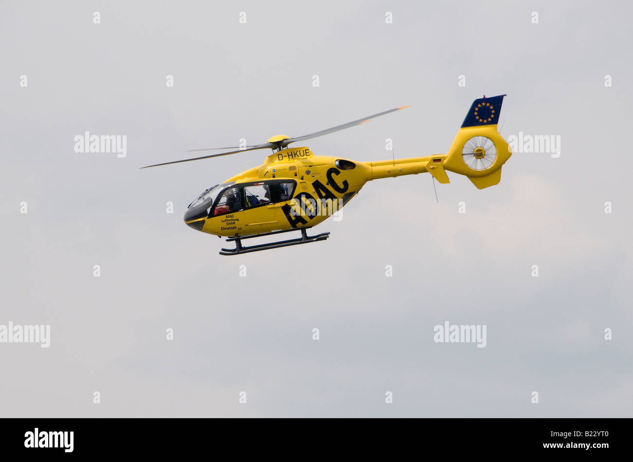 Un hélicoptère de sauvetage aérien Airbus H145 (EC145 T2) de l'association allemande ADAC Motoring survolant dans le ciel en Allemagne Banque D'Images