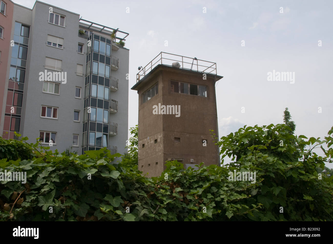 Ancienne tour de commandement du GDR dans la rue Kieler strasse, près du mur qui divisait Berlin est et Ouest dans le quartier Tiergarten de Berlin Allemagne Banque D'Images