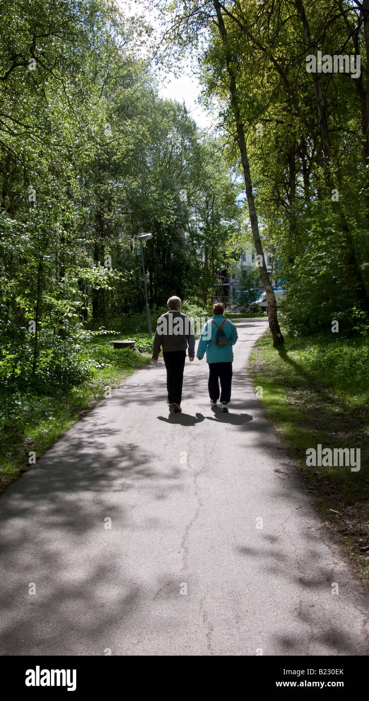Un couple d'âge moyen en promenade photographié par derrière Banque D'Images