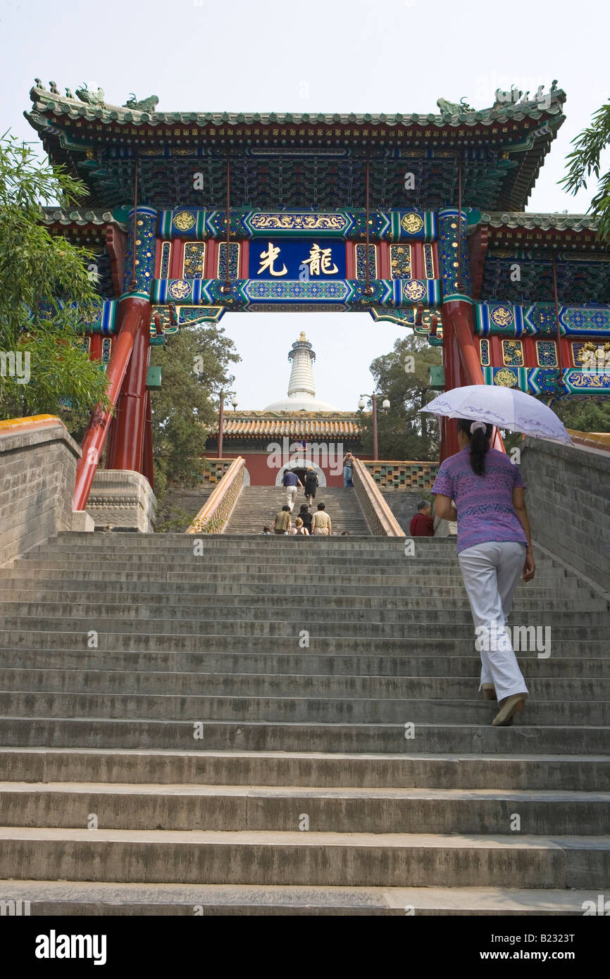 Groupe de personnes à monter des escaliers de Dagoba blanc pagode Temple Beijing Chine Banque D'Images