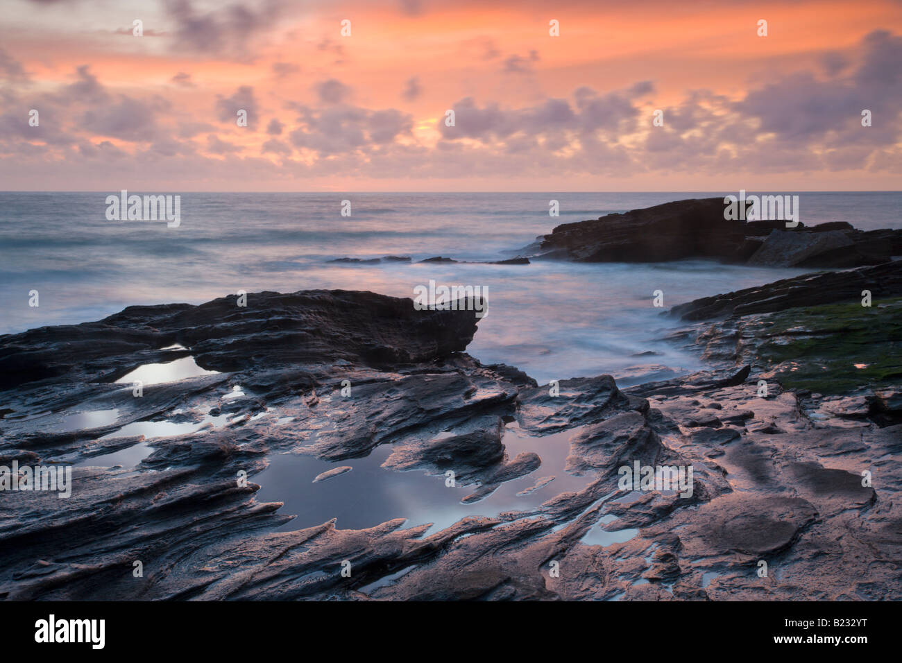 Crépuscule au bord de la côte rocheuse de Trebarwith Strand Angleterre Cornwall Banque D'Images