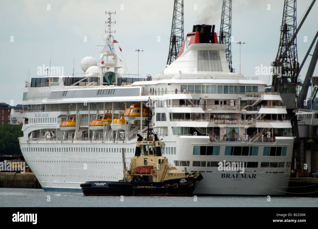 Braemar crusie navire aux côtés des quais de Southampton en Angleterre juste après avoir eu un reposer et allonger avec le remorqueur Svitzer Madeleine dans au Banque D'Images