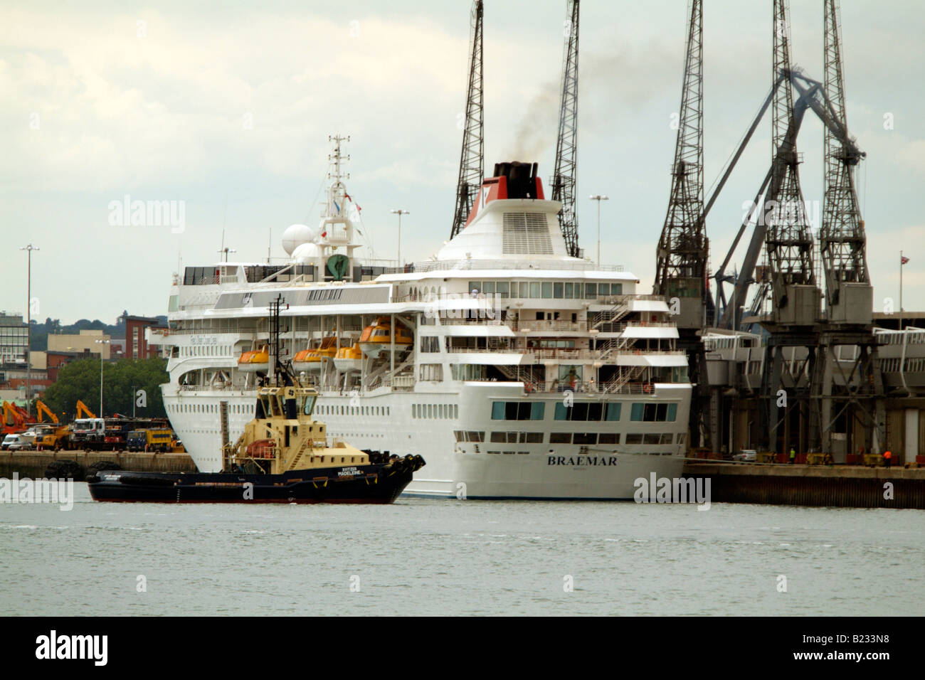 Braemar crusie navire aux côtés des quais de Southampton en Angleterre juste après avoir eu un reposer et allonger avec le remorqueur Svitzer Madeleine dans au Banque D'Images