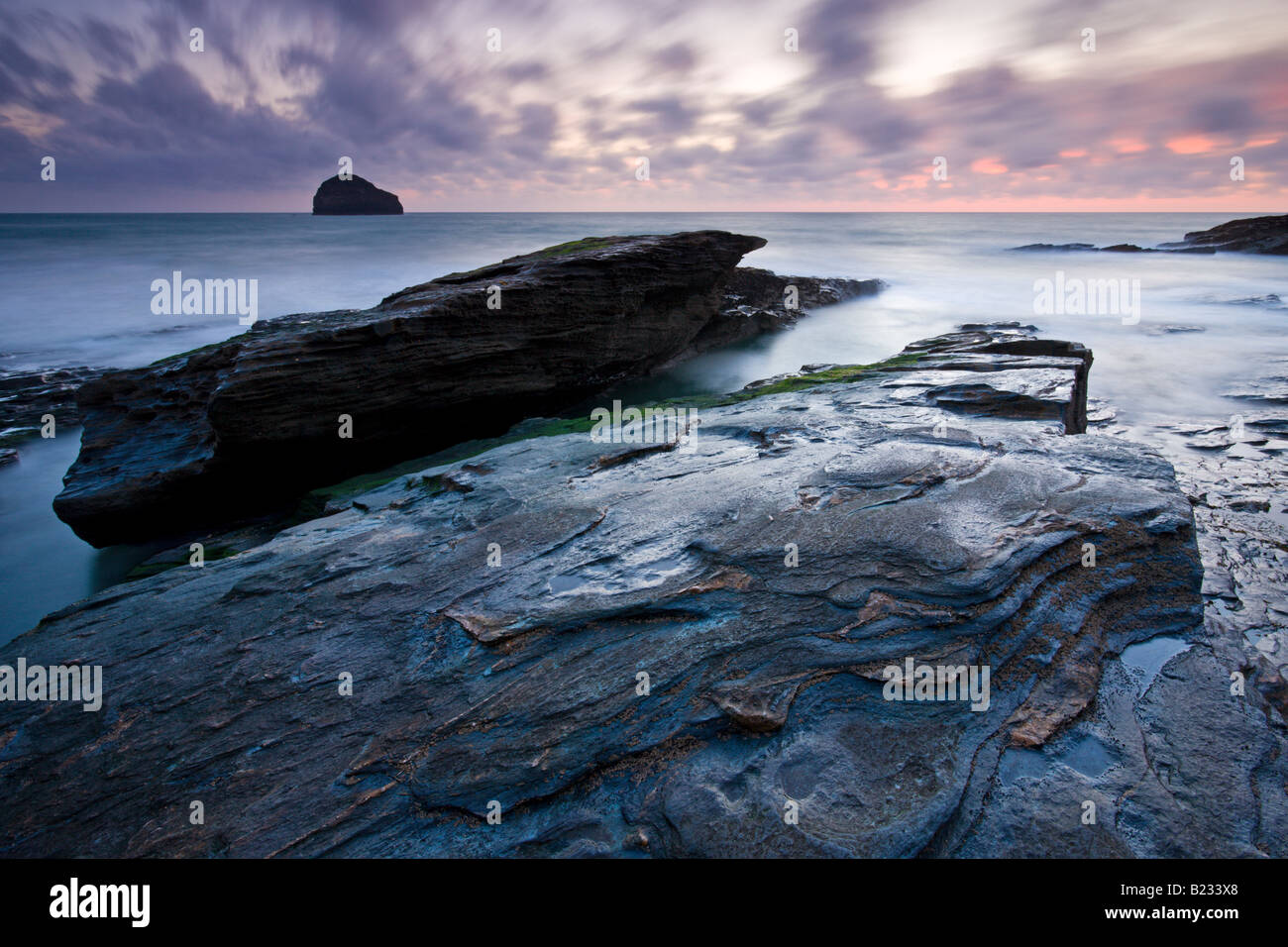 Sur le Nord Trebarwith Strand côte Cornwall Banque D'Images