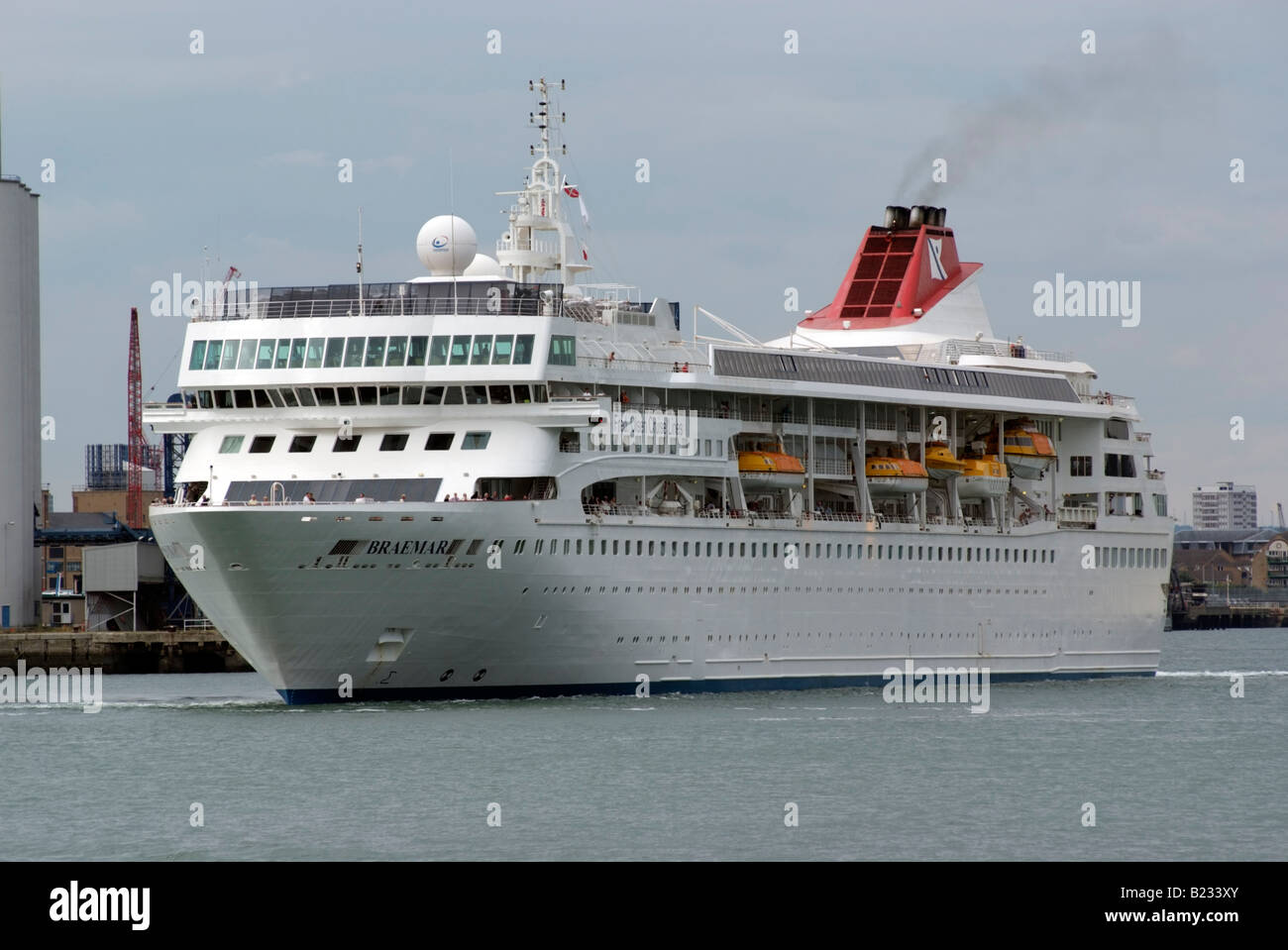 Bateau de croisière au départ de Braemar les quais de Southampton en Angleterre juste après avoir eu un reposer et l'allongement Banque D'Images