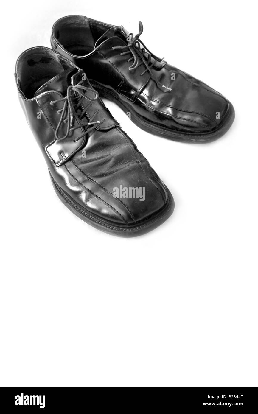 Une paire de chaussures habillées pour hommes noir blanc isolé sur l'abondance de l'espace de copie Banque D'Images