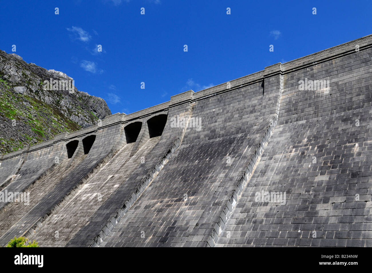 Ben crom dam partie de silent valley réservoir d'eau avec en arrière-plan les montagnes de Mourne County Down Irlande Banque D'Images