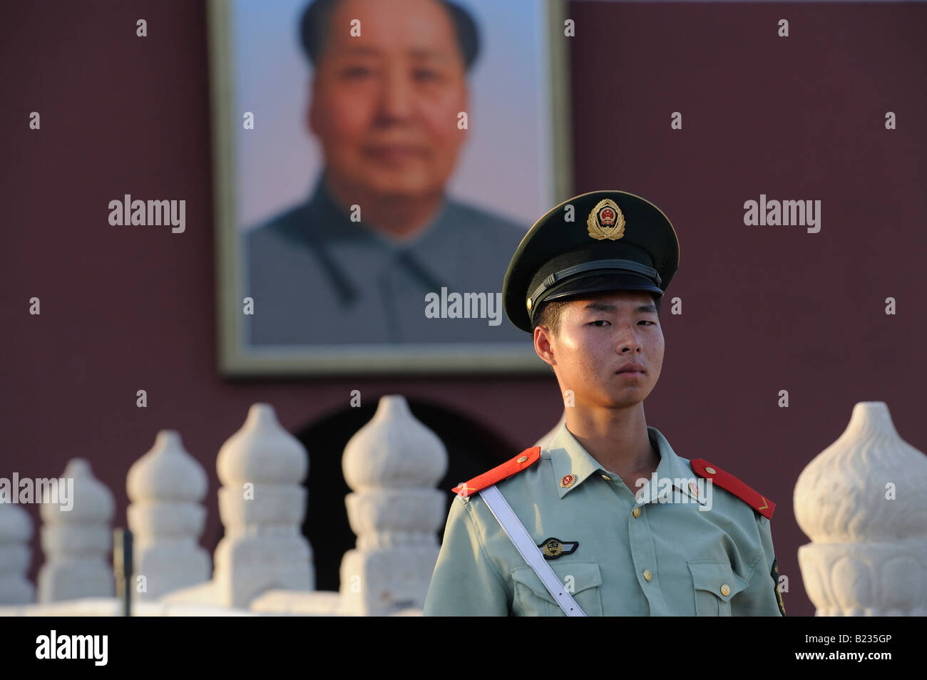 PLA soldat en garde à l'avant de la porte Tiananmen à Beijing, Chine. 12-JUIL-2008 Banque D'Images