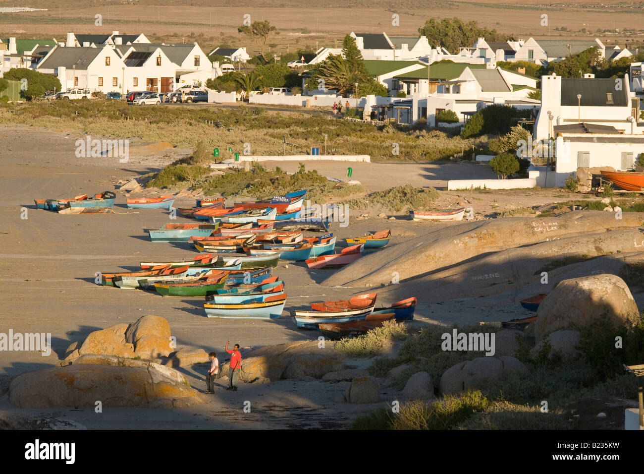 Bateaux Bakkie tiré vers le haut sur la plage de Paternoster Banque D'Images