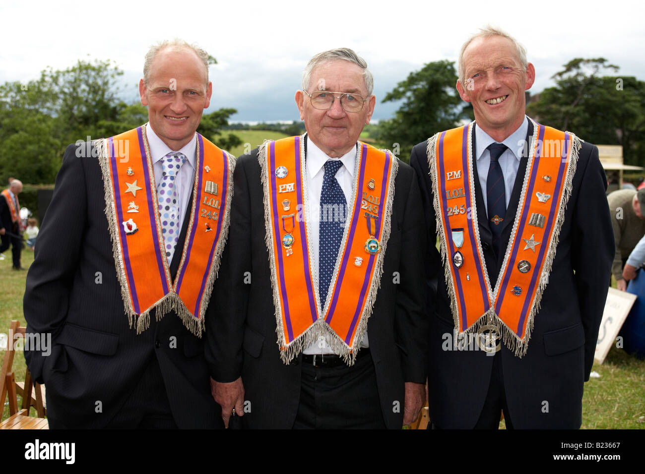 Trois Loyal Orange Lodge 245 orangemen durant 12 juillet Orangefest Dromara célébrations dans le comté de Down en Irlande du Nord Banque D'Images