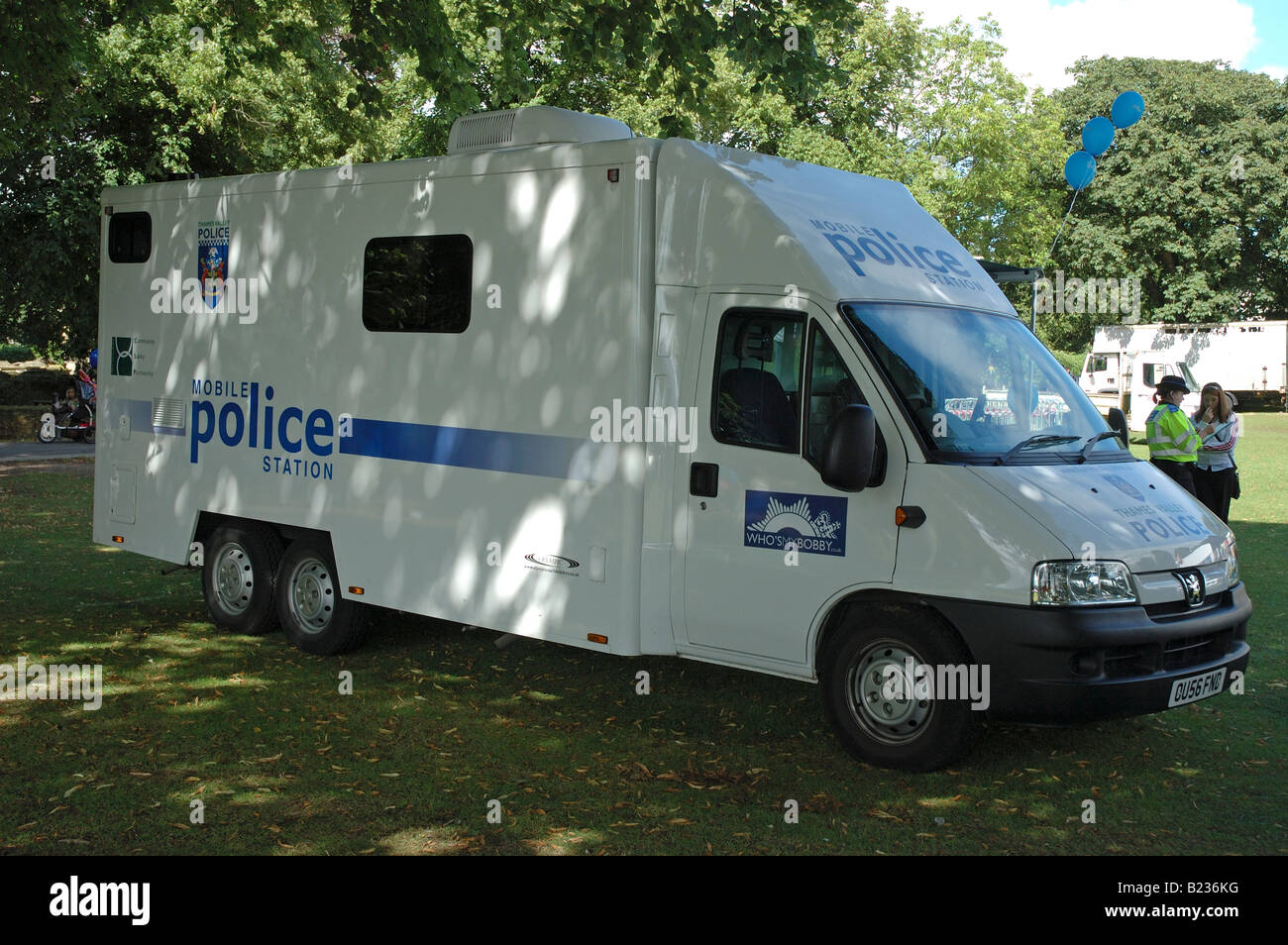 Mobile Police van stationné dans un champ Banque D'Images