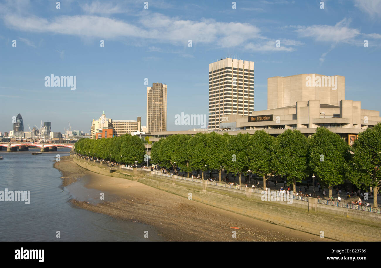 Tamise de Waterloo Bridge avec au loin La Ville London UK Banque D'Images