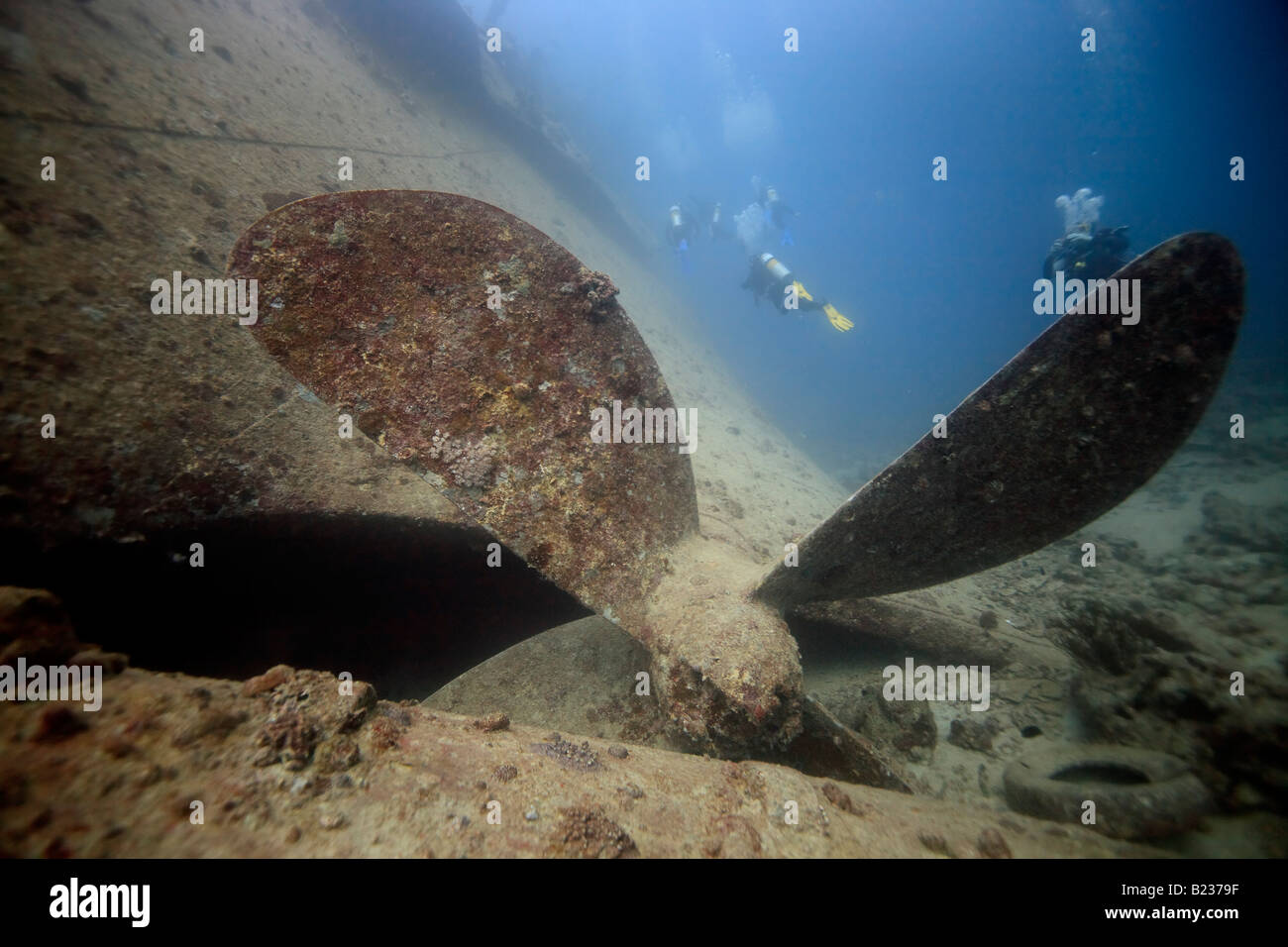 Les plongeurs nagent au-delà de la prop de SS Thistlegorm,le plus populaire dans l'épave de la Mer Rouge égyptienne. Banque D'Images