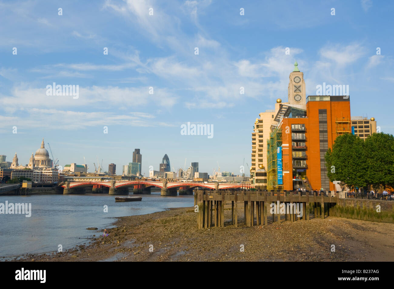 Tamise de Waterloo Bridge avec l'Oxo Tower et la ville au loin London UK Banque D'Images