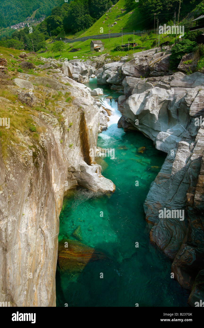 Rocky préalpes ruisseau dans la vallée à distance du Val Verzasca, près de lavertezzo , Tessin Banque D'Images