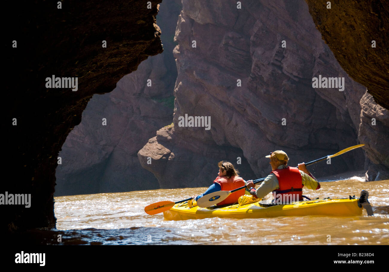 Canada Nouveau-brunswick kayakistes pagayant à travers les rochers de Hopewell à marée haute de la baie de Fundy Banque D'Images