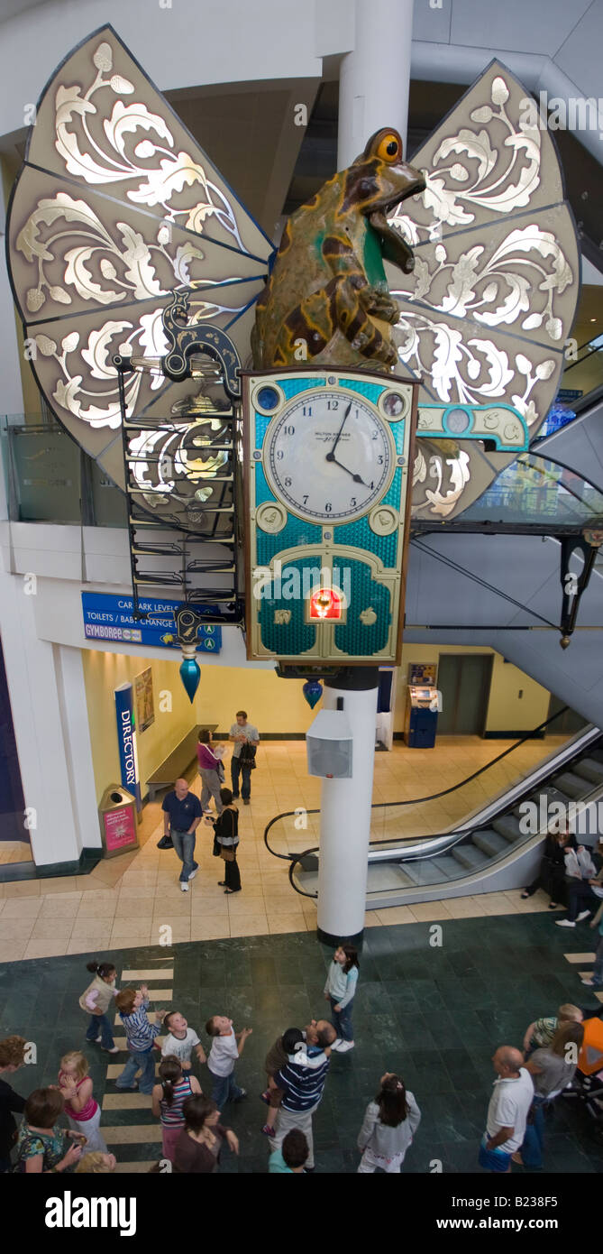 Milton Keynes (horloge grenouille) Time Machine Midsummer Place shopping centre Milton Keynes Buckinghamshire Banque D'Images