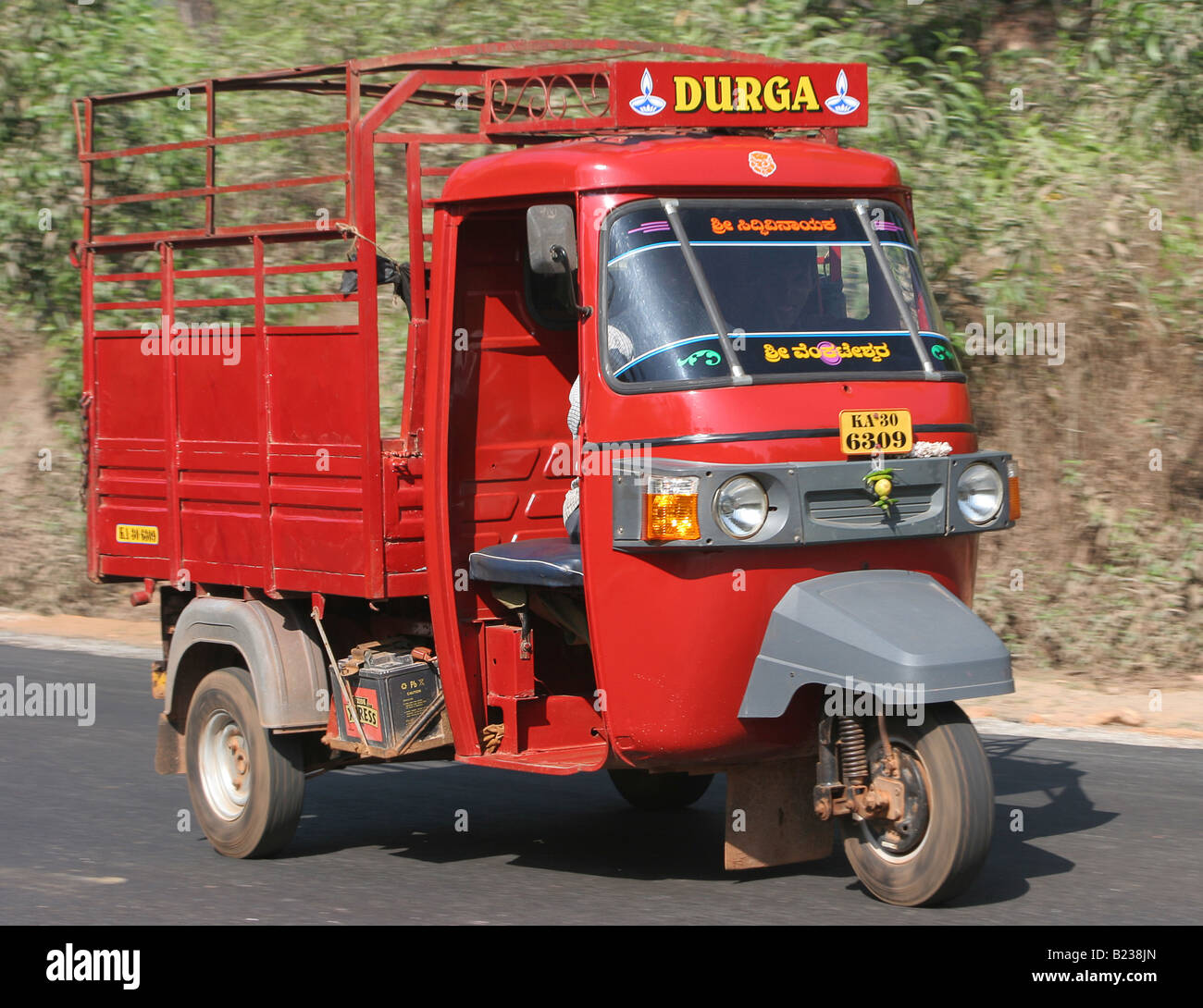 Moteur Tricycle transporteur marchandises accélère le NH17, l'autoroute à Gongoli Karnataka Inde Banque D'Images