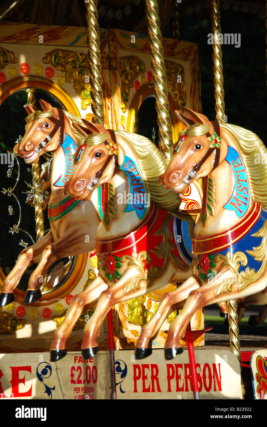 Sur les chevaux de bois du carrousel, le temps des jardins, Bedford, Bedfordshire, England, United Kingdom Banque D'Images