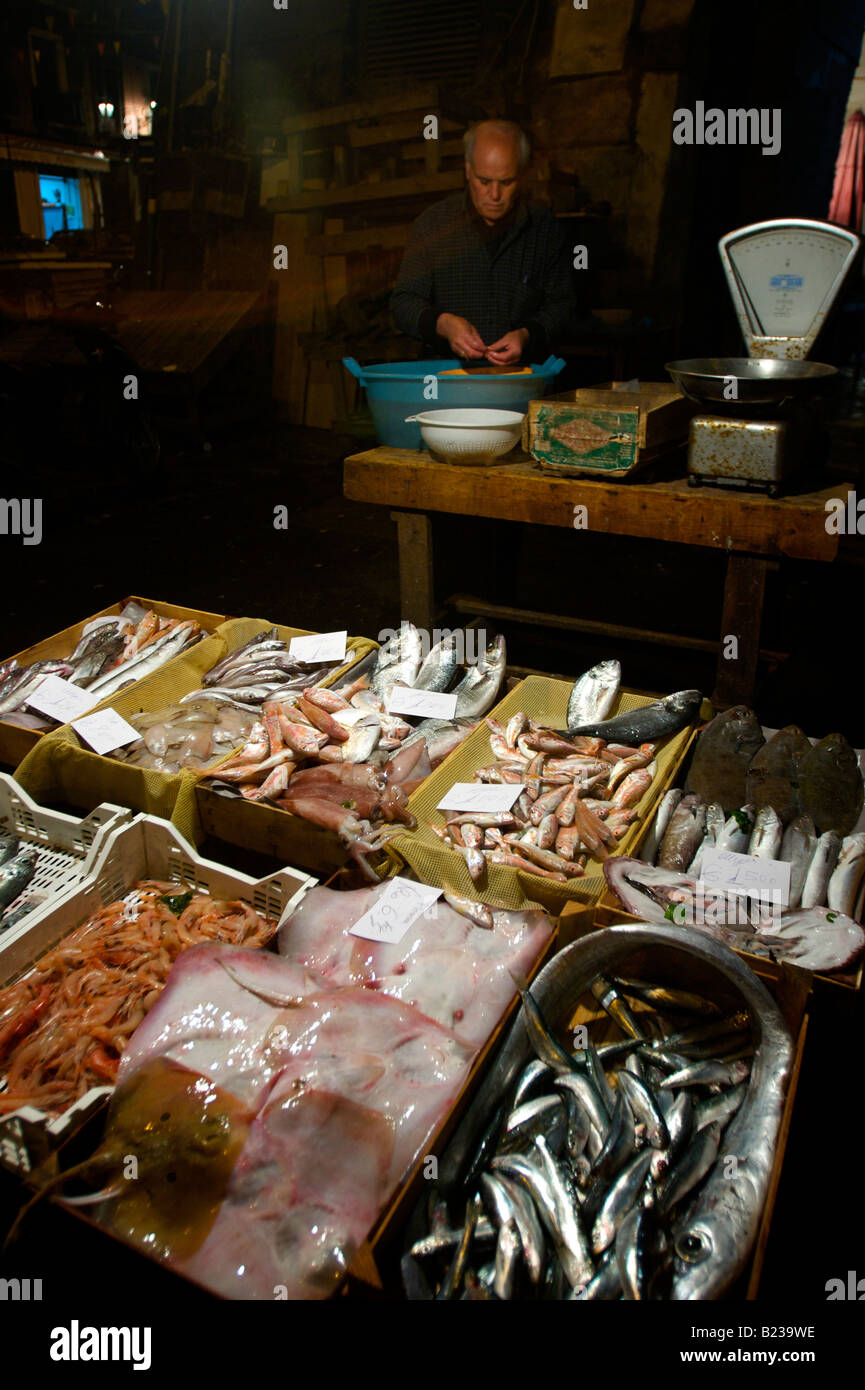Les poissons dans un bac au cours du marché à Catane, Sicile, Italie. Banque D'Images