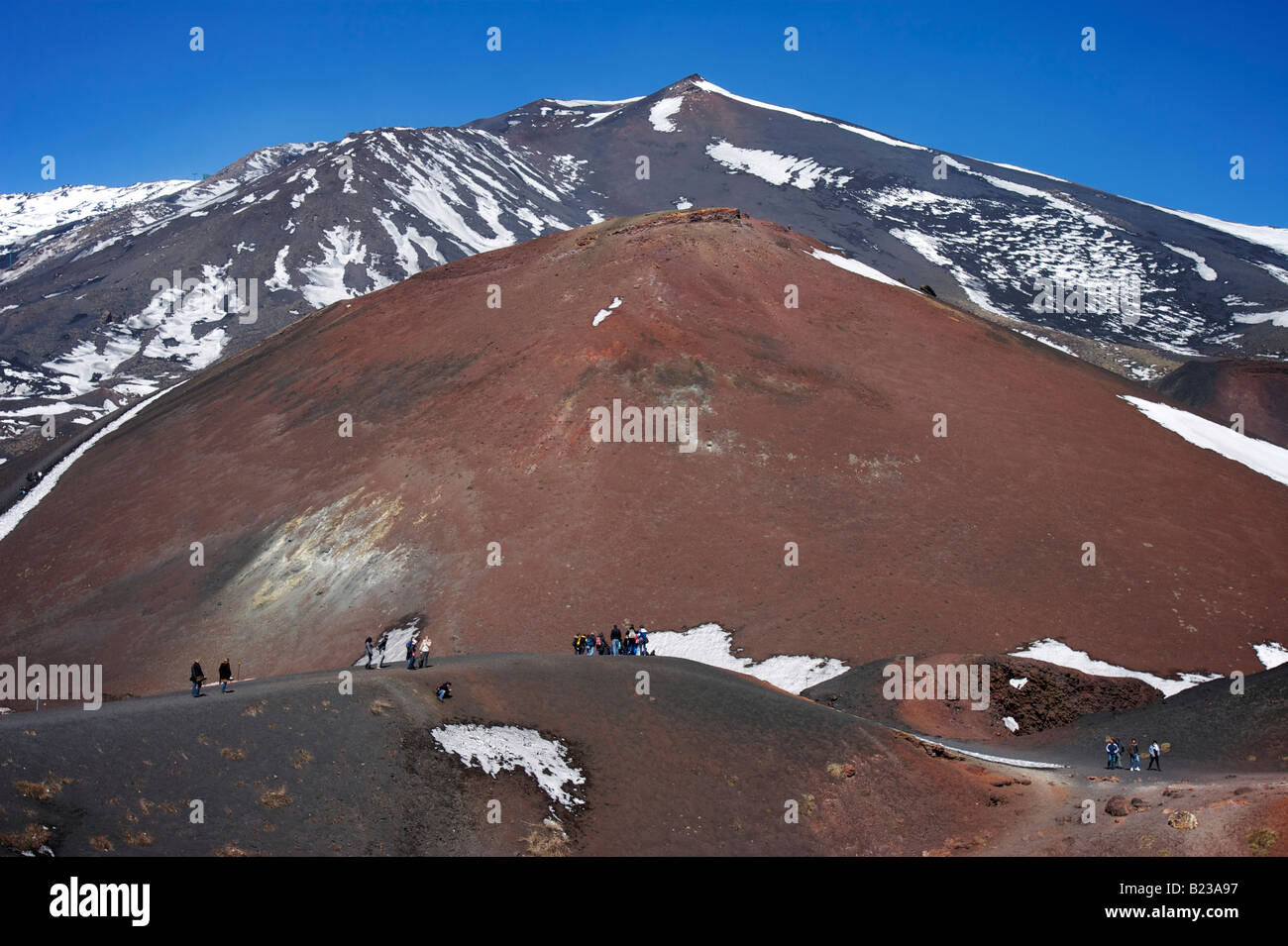 Les touristes à pied sur le mont Etna, Sicile, Italie Banque D'Images