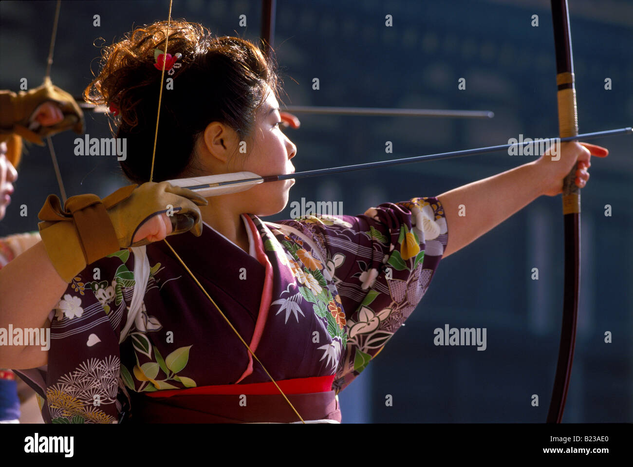 Femme portant un kimono tirant une flèche dans la compétition de tir à l'Toshiya à Sanjusangendo Temple de Kyoto au cours de la nouvelle année Banque D'Images