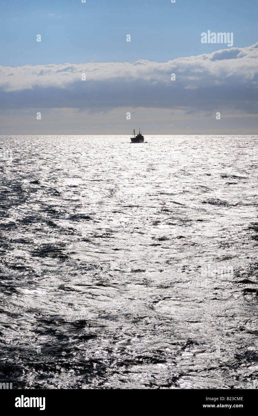 Les petits navires de charge en mer Banque D'Images