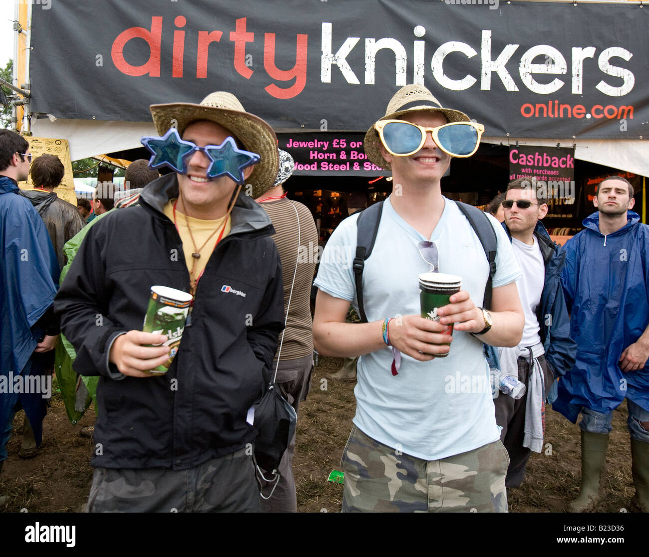 Les hommes dans des tons stupides au Glastonbury Festival Pilton Somerset UK Europe Banque D'Images